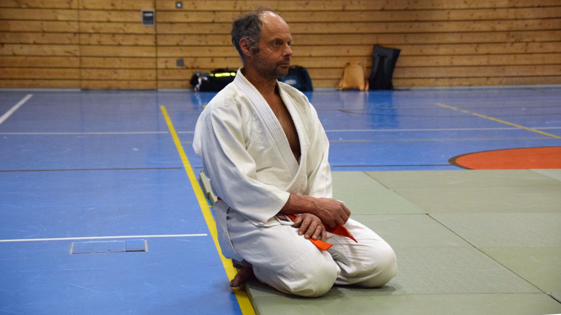 Andi im Kniesitz